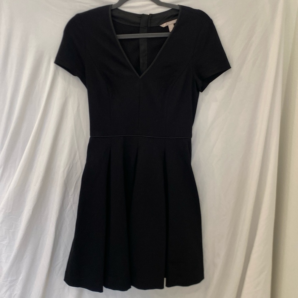 BANANA Republic Black Pleated Ponte Fit & Flare Skater Dress V-Neck LBD Size 2